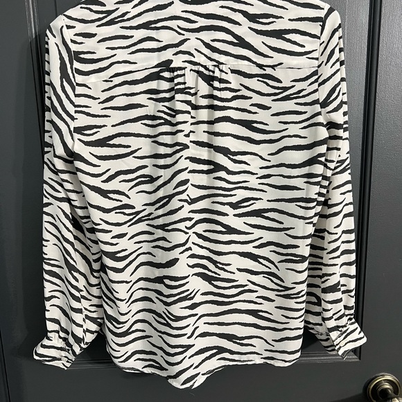 Contemporary dressy shirt size xsp from Banana Republic brand new condition. - Picture 3 of 4